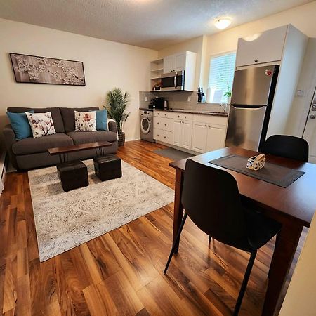 Adorable 1- Bedroom Suite In Langford Victoria Esterno foto