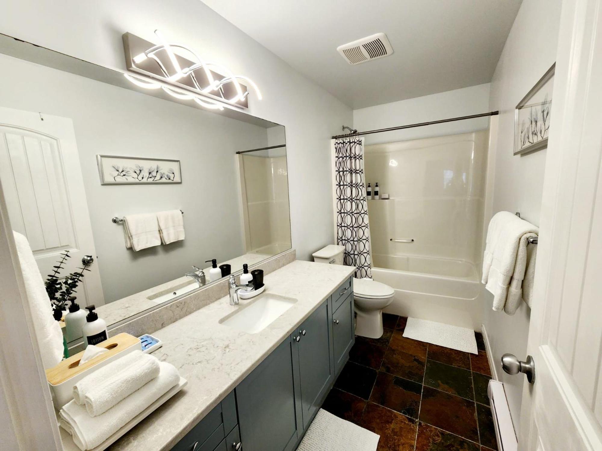 Adorable 1- Bedroom Suite In Langford Victoria Esterno foto