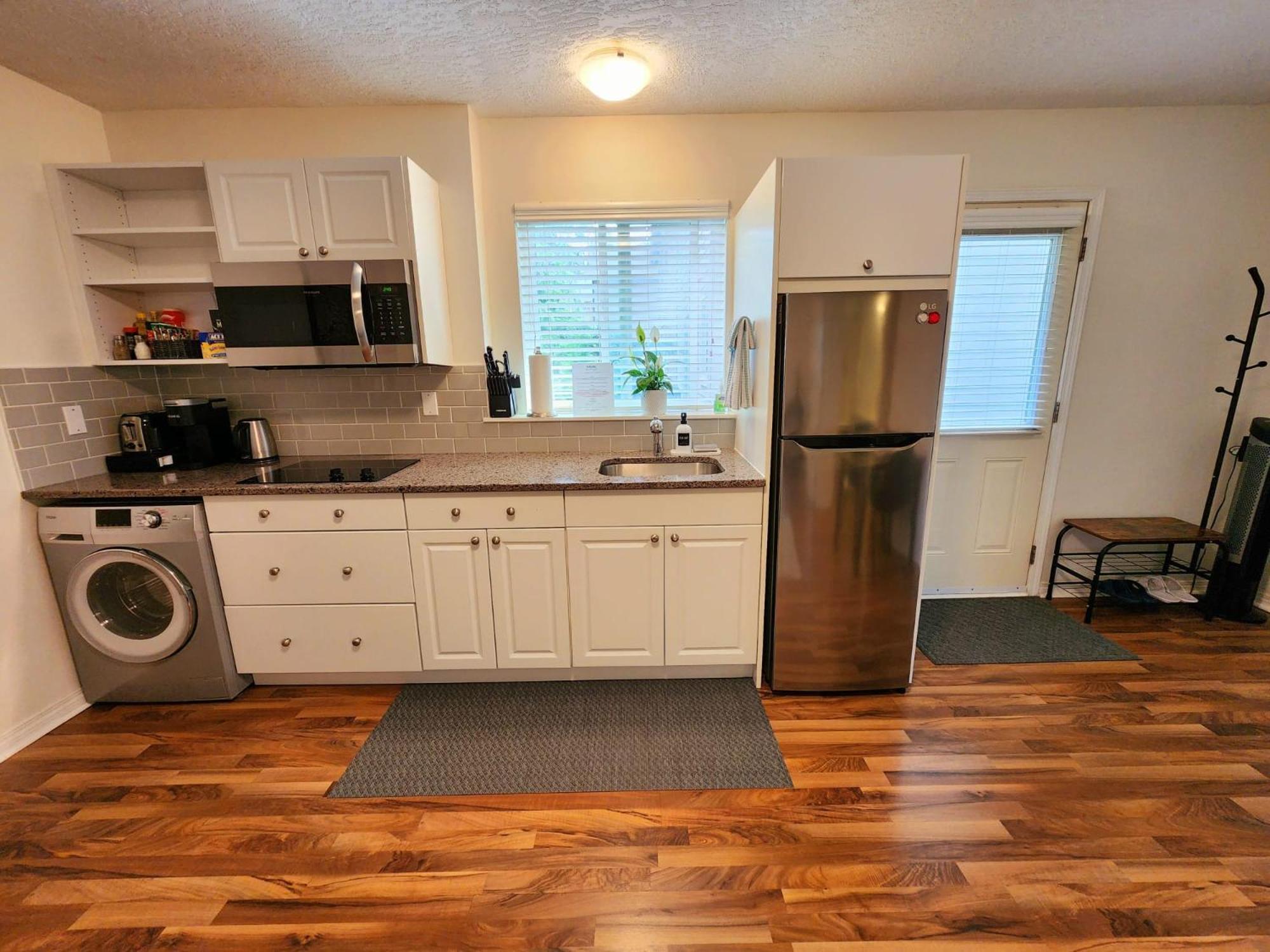 Adorable 1- Bedroom Suite In Langford Victoria Esterno foto