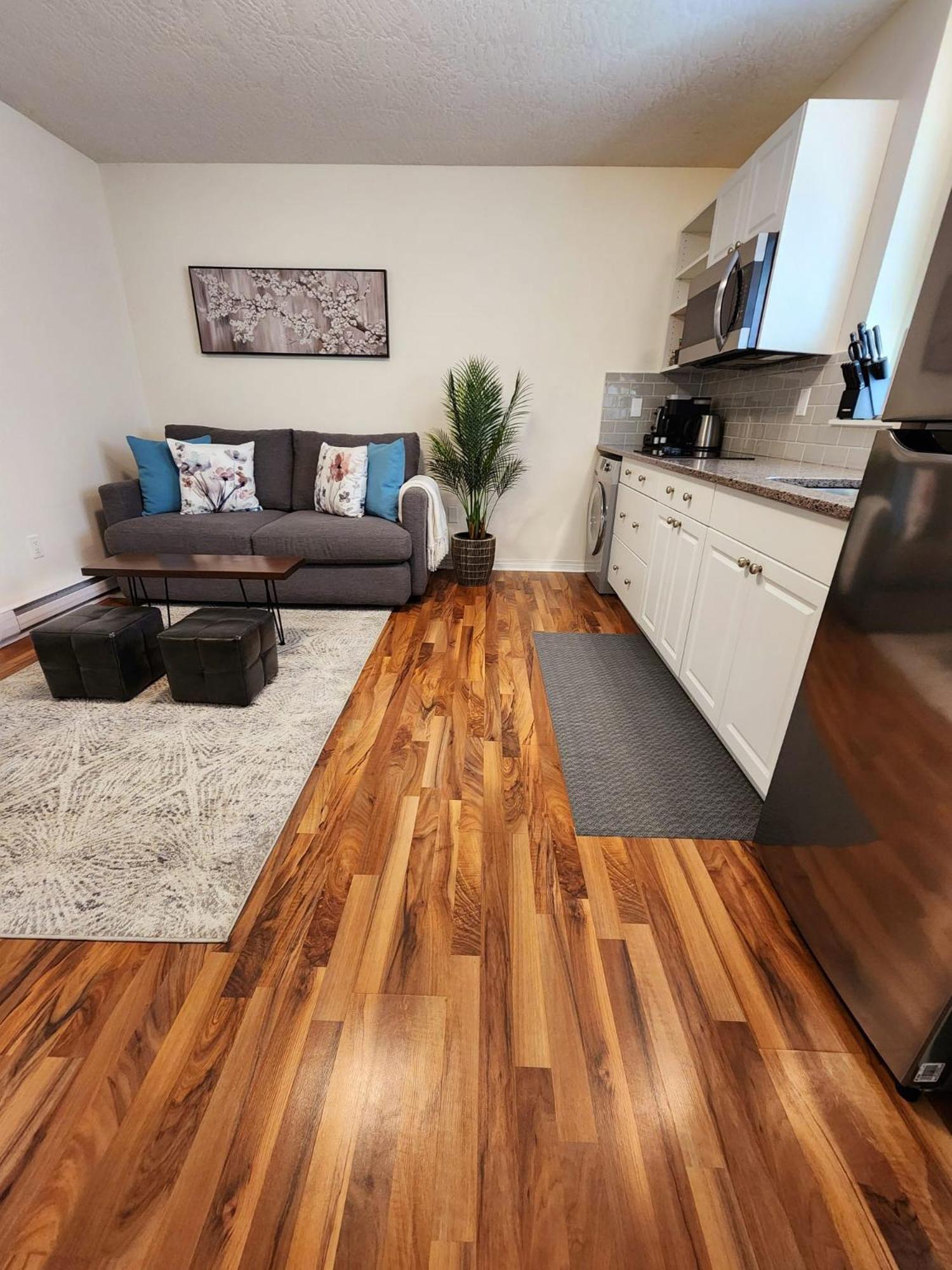 Adorable 1- Bedroom Suite In Langford Victoria Esterno foto