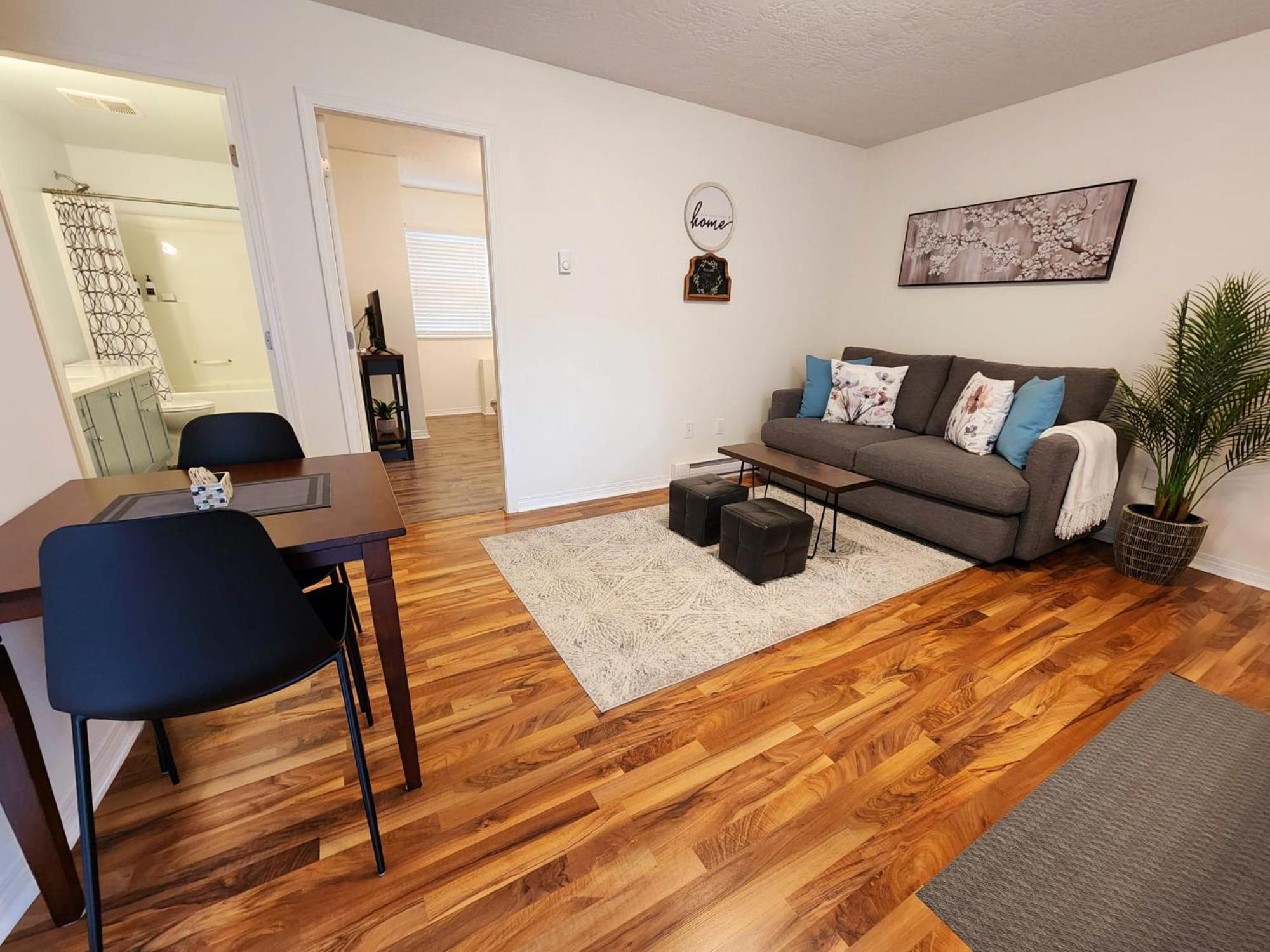 Adorable 1- Bedroom Suite In Langford Victoria Esterno foto