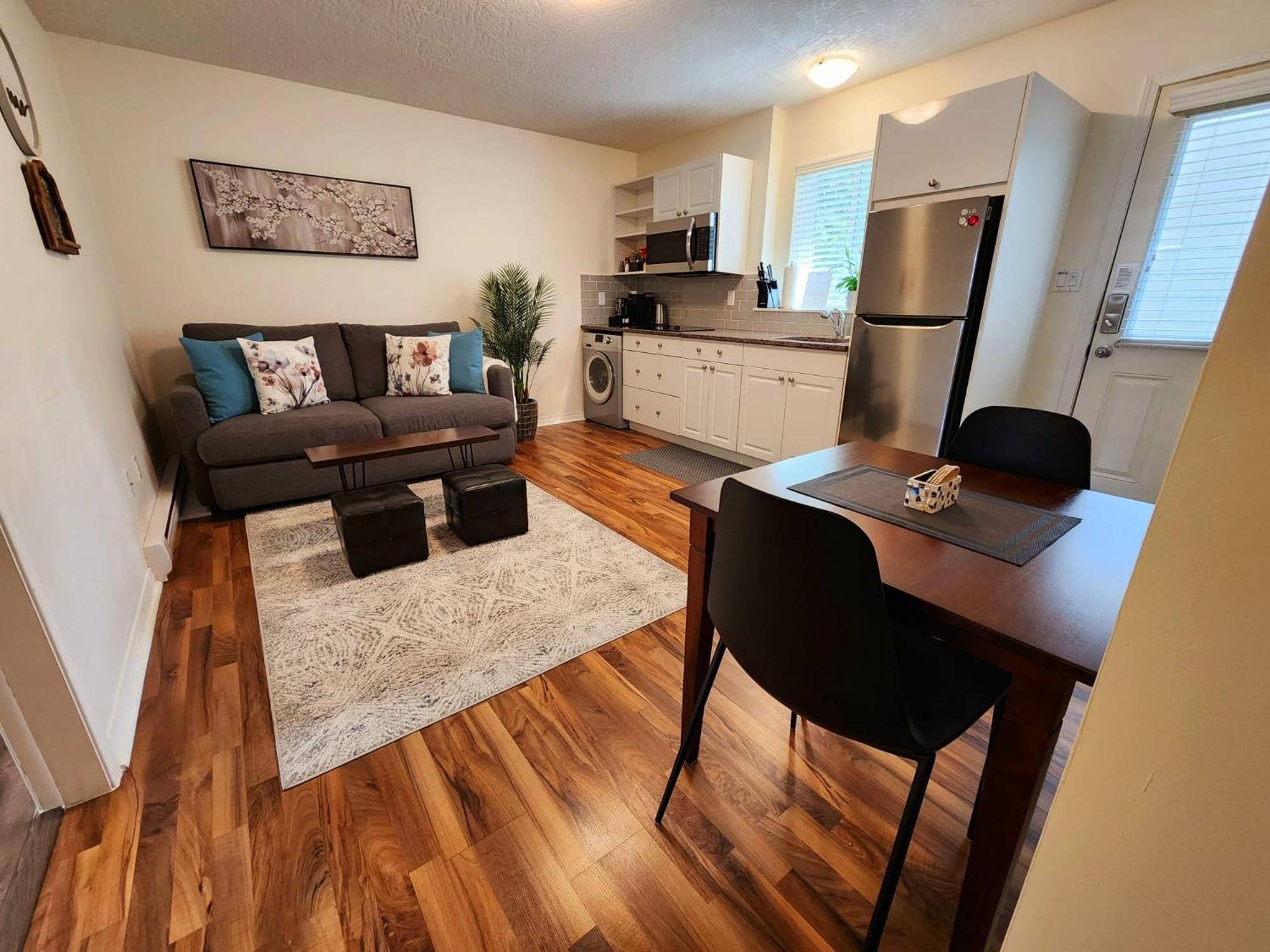 Adorable 1- Bedroom Suite In Langford Victoria Esterno foto