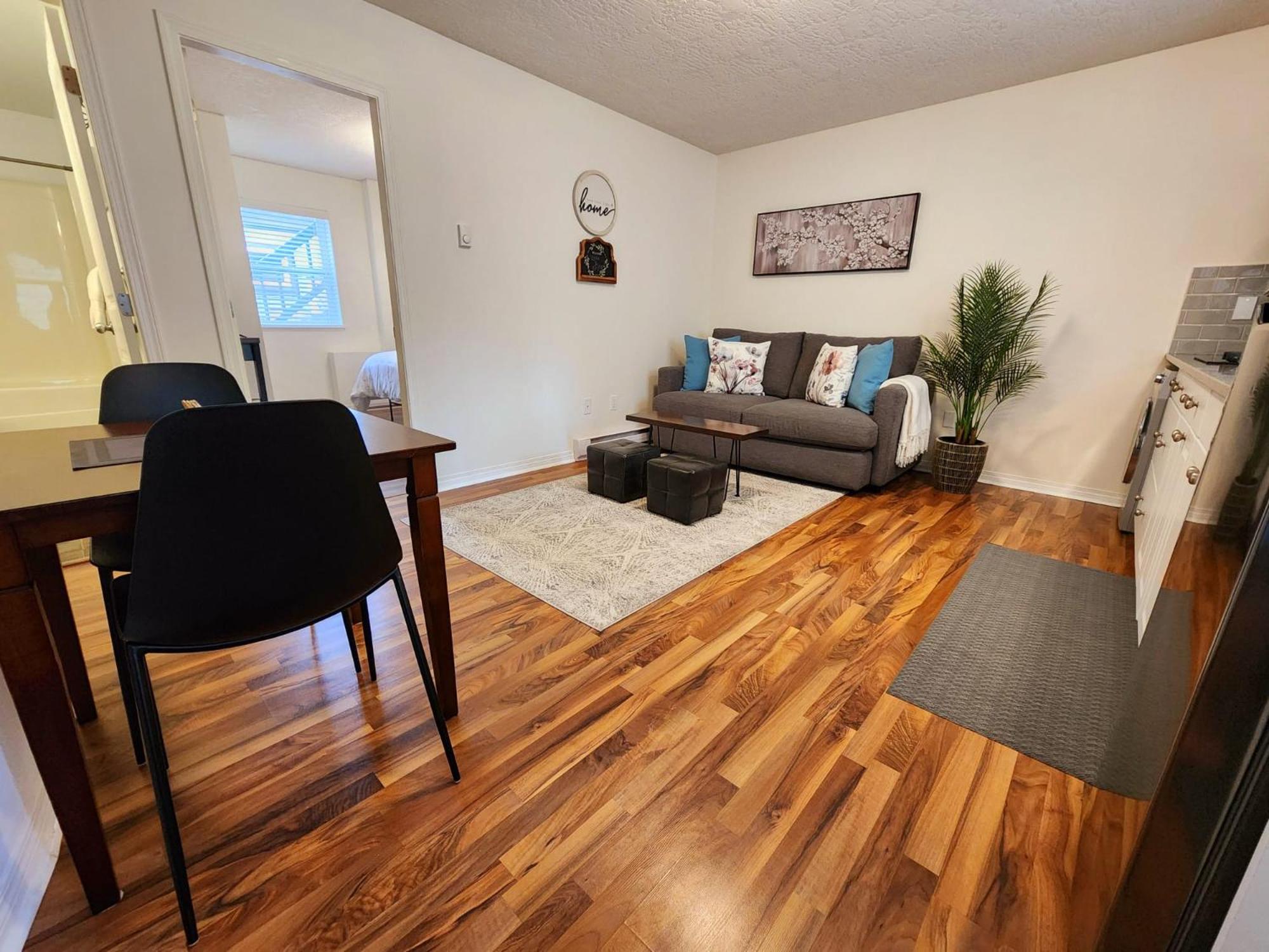 Adorable 1- Bedroom Suite In Langford Victoria Esterno foto