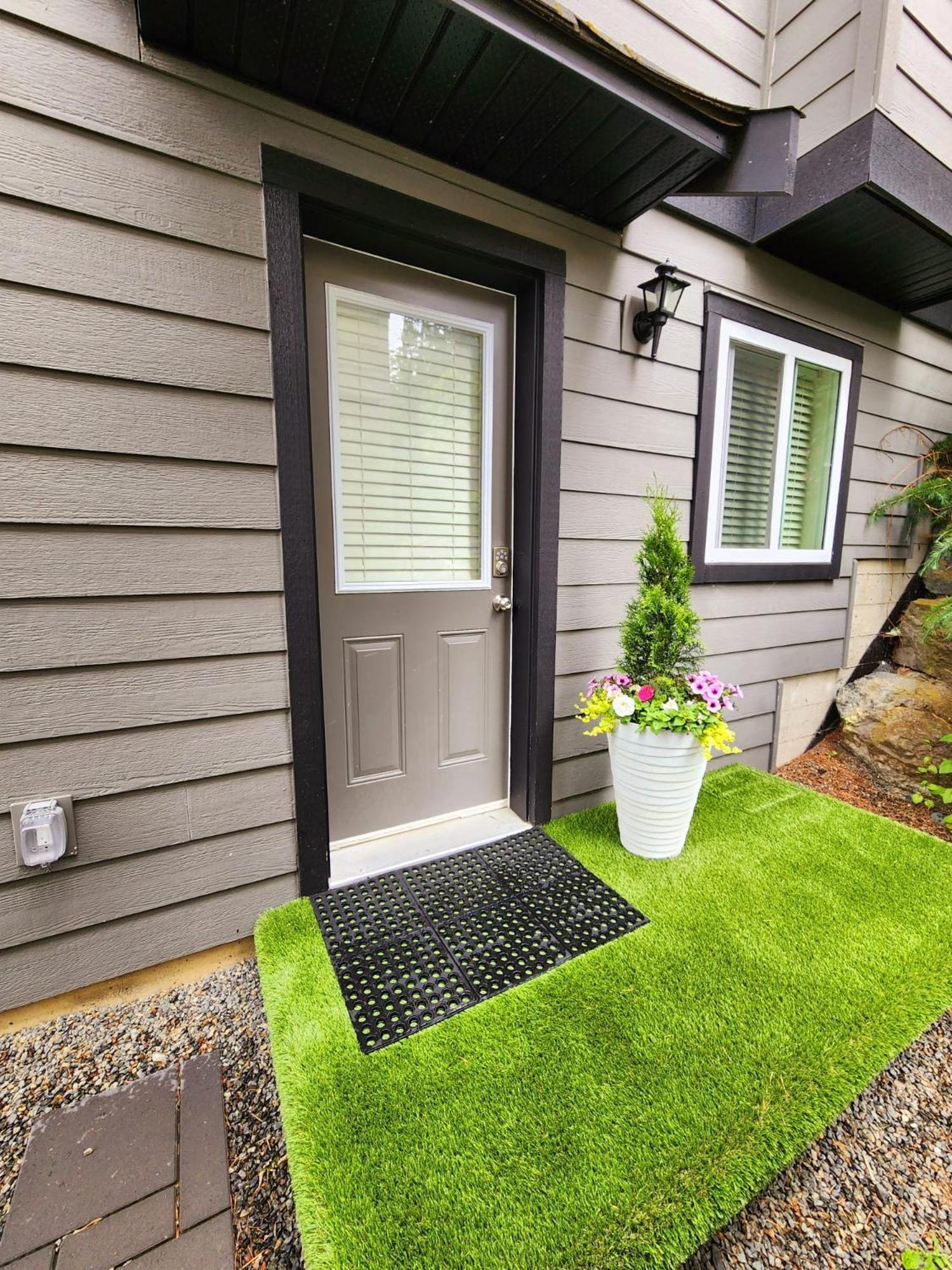 Adorable 1- Bedroom Suite In Langford Victoria Esterno foto